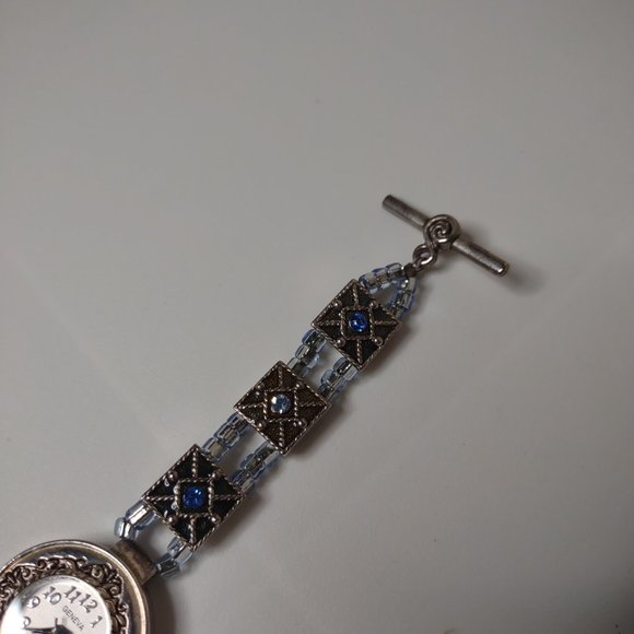 Cute Geneva Watch With Toggle Clasp - Picture 3 of 14